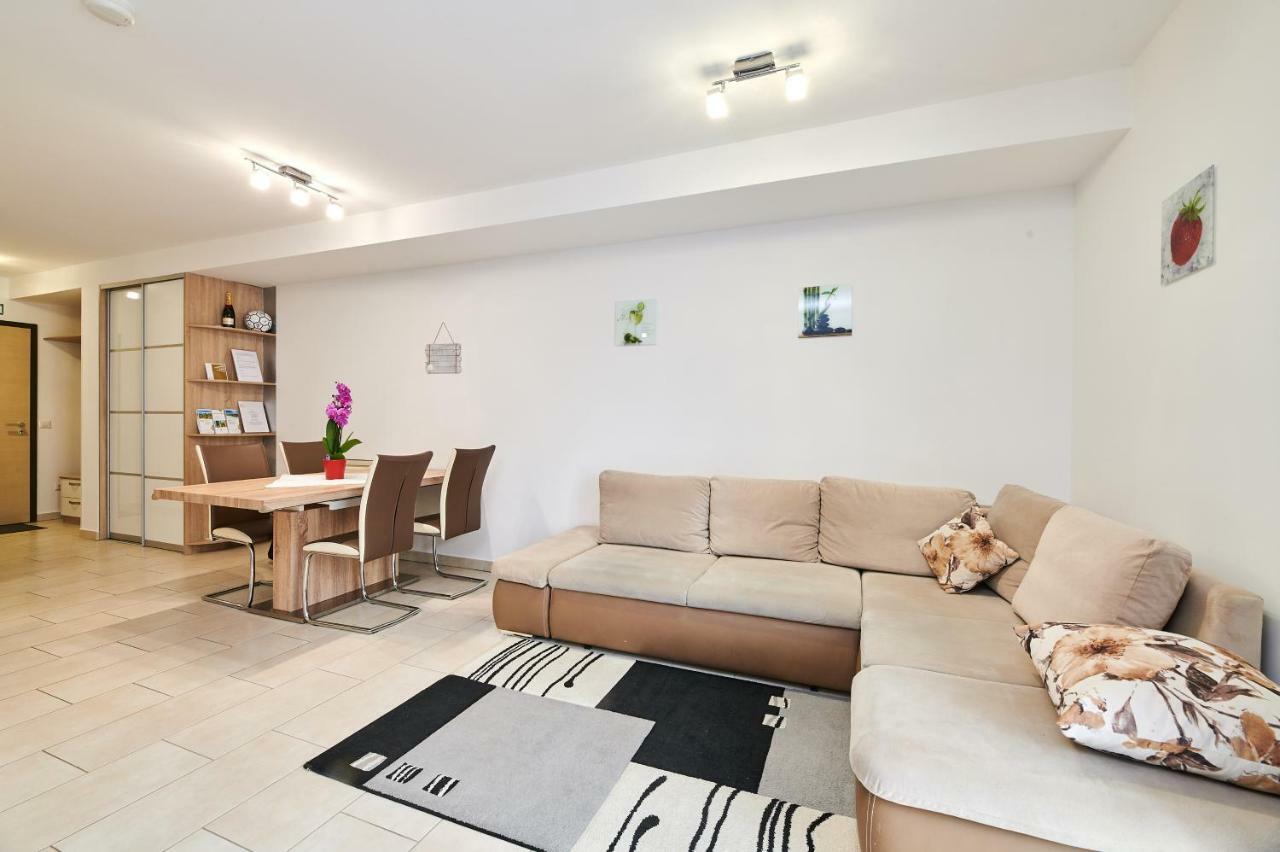 Apartman Leon Umago Exterior foto