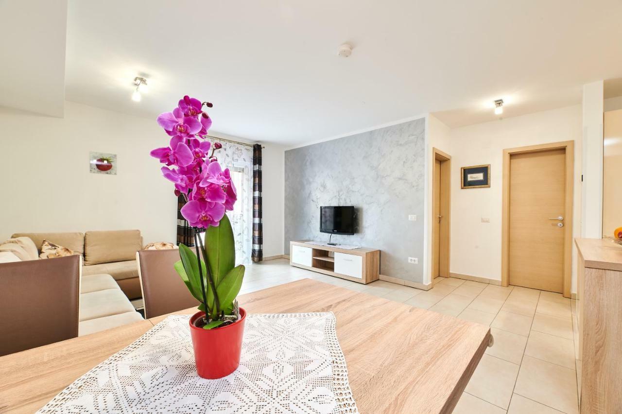 Apartman Leon Umago Exterior foto