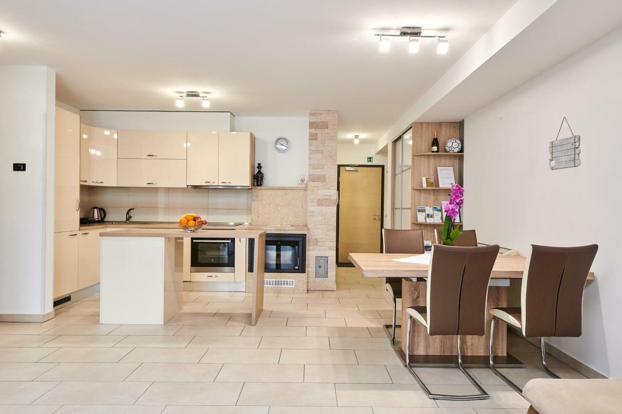 Apartman Leon Umago Exterior foto