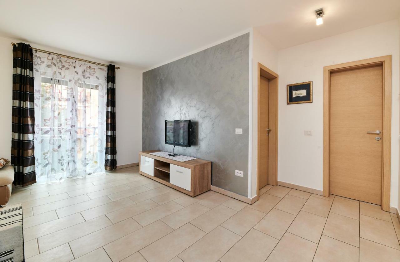 Apartman Leon Umago Exterior foto