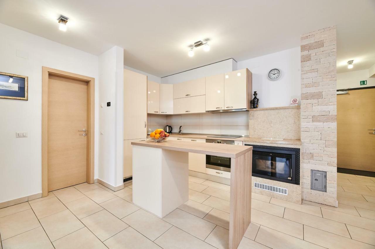 Apartman Leon Umago Exterior foto