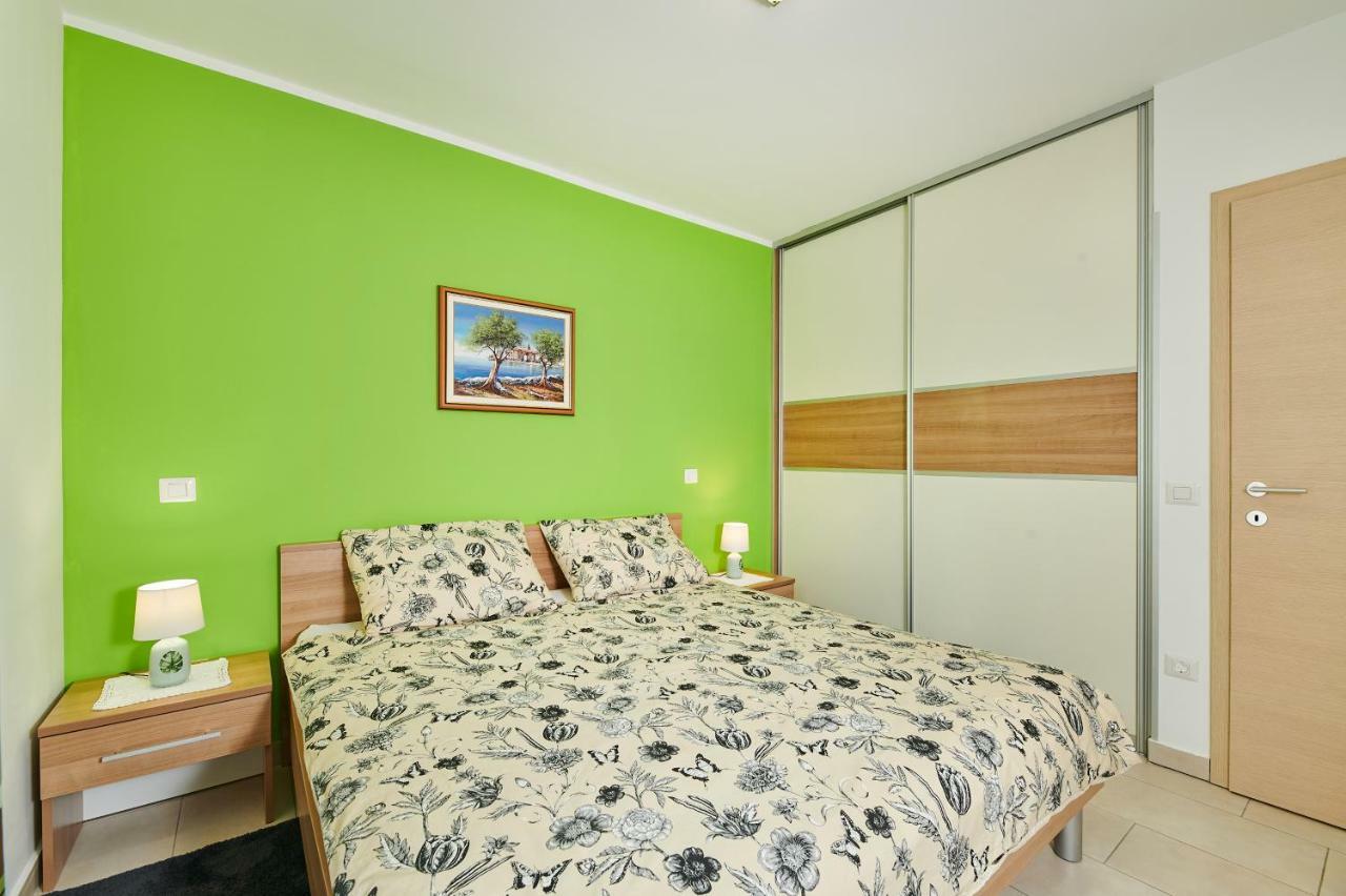 Apartman Leon Umago Exterior foto